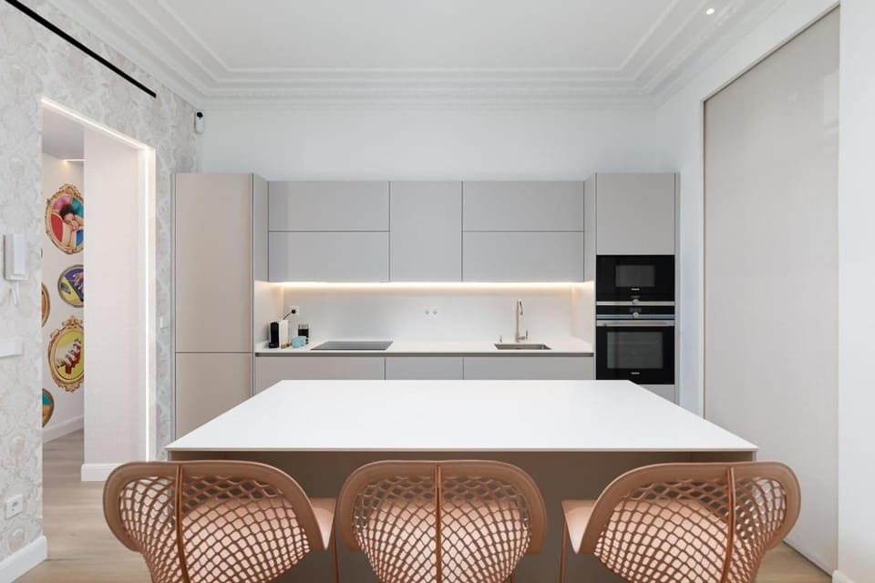 “Mondrian” new, ac, design lovers, near La Concha Apartment in San Sebastian