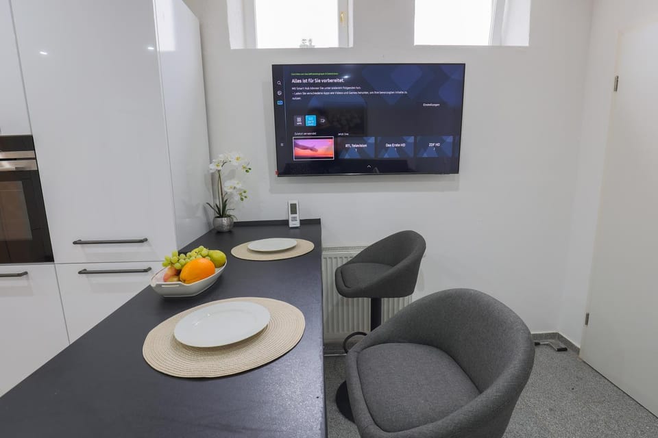 TV and multimedia, Food and drinks, Seating area, Dining area, Food, minibar