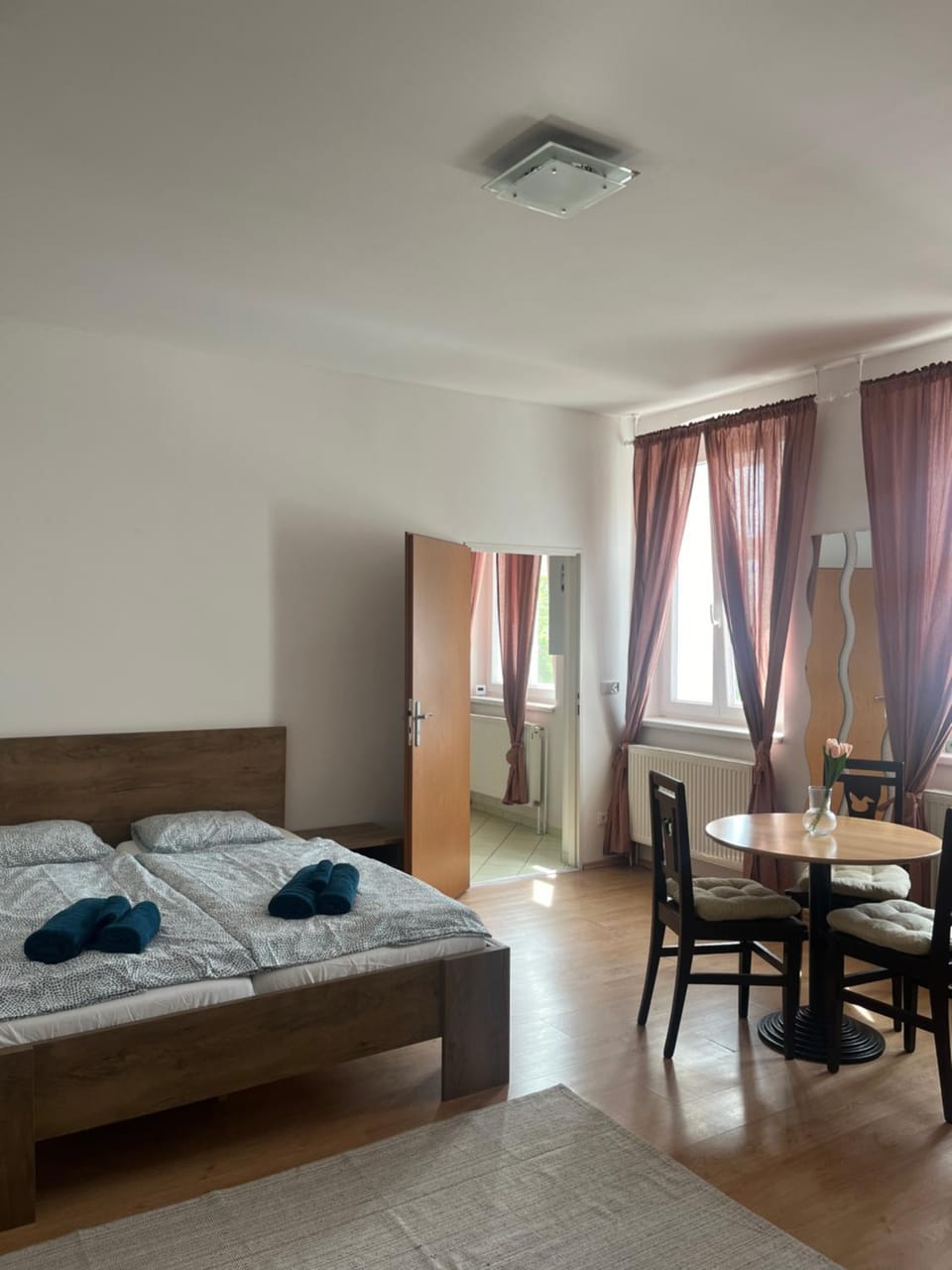 Bed, Photo of the whole room, Seating area, Bedroom