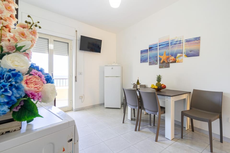 TV and multimedia, Kitchen or kitchenette, Living room, Seating area, Dining area