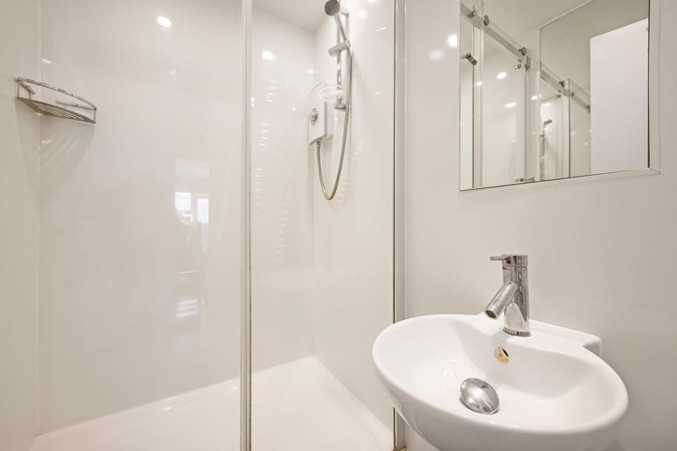 Shower, Toilet