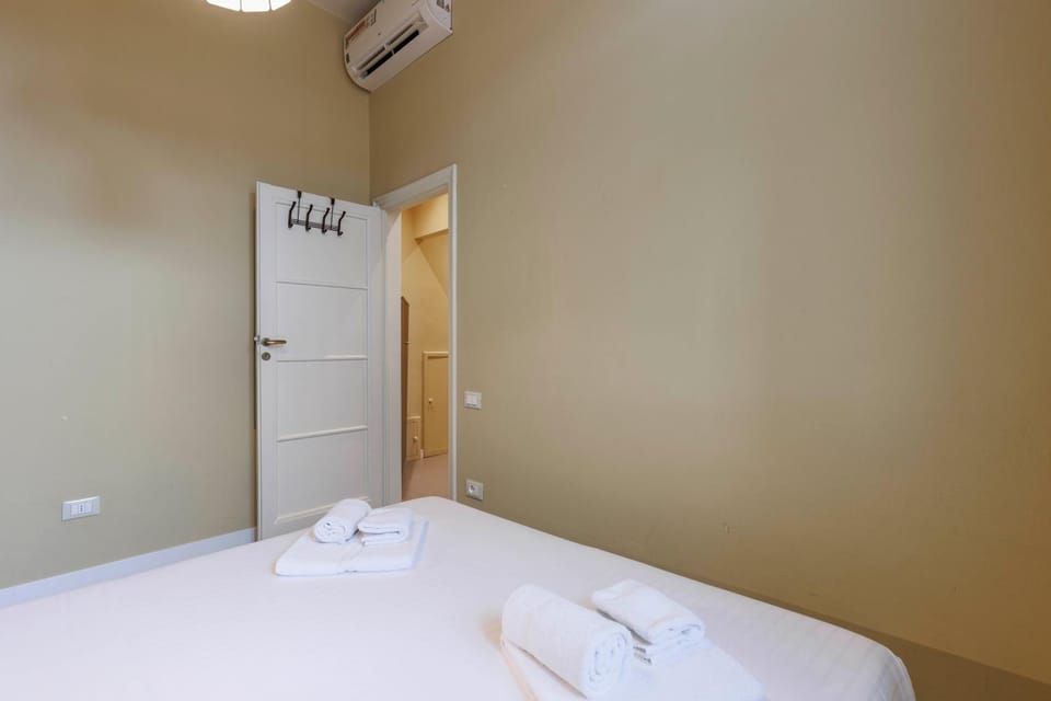 Photo of the whole room, Bedroom, towels