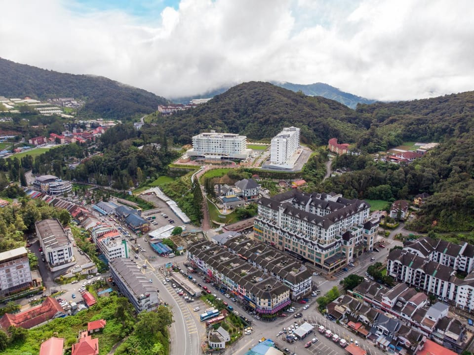 Property building, Bird's eye view, View (from property/room), City view, Landmark view, Mountain view