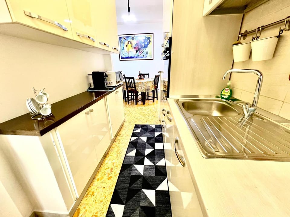 Kitchen or kitchenette, Dining area, oven, stove