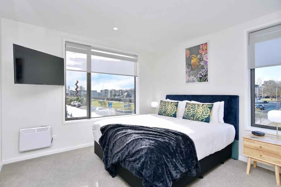 Bed, TV and multimedia, Bedroom