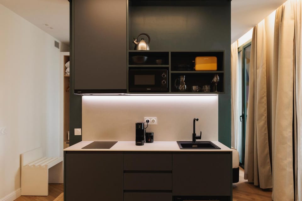 Coffee/tea facilities, dishwasher, minibar, toaster, kitchen