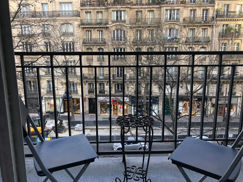 Beautiful studio next to metro Apartment in Paris