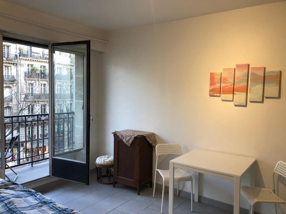 Beautiful studio next to metro Apartment in Paris