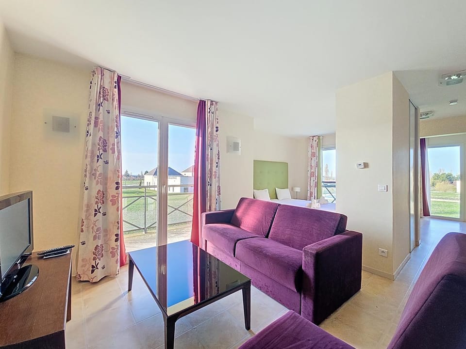 Bed, TV and multimedia, Photo of the whole room, Seating area, Bedroom