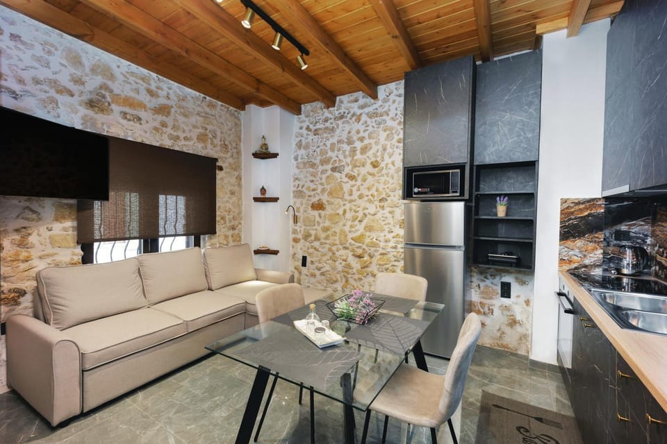 Coffee/tea facilities, Kitchen or kitchenette, Living room, Seating area, Dining area, microwave, oven, stove