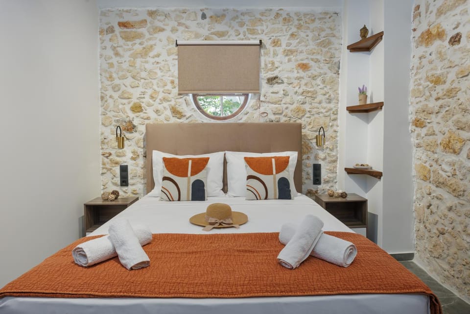 Bed, Decorative detail, Bedroom, towels