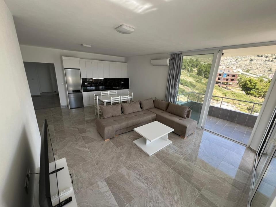 Beauty Villa Sarande ! Uphill Location Apartment in Sarandë