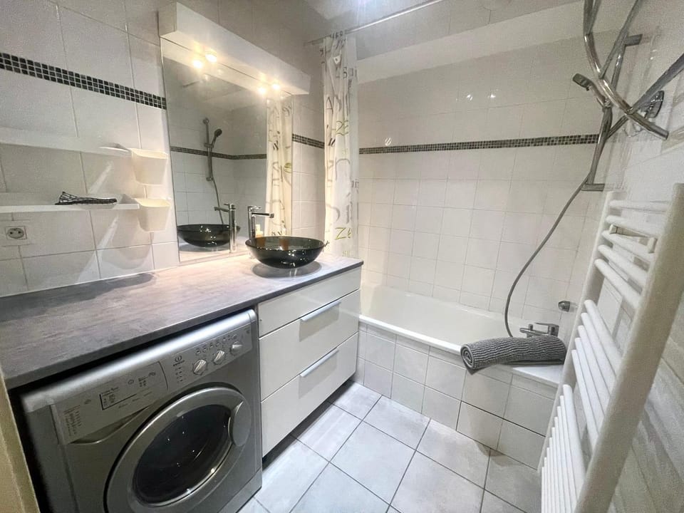 Bathroom, Bath, washing machine