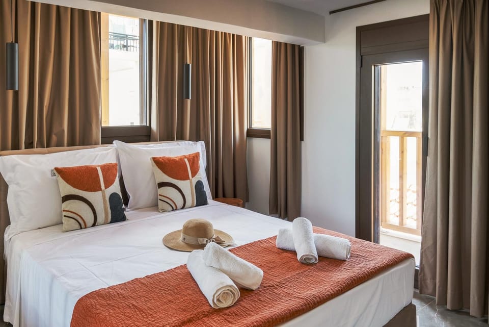 Bed, Bedroom, towels