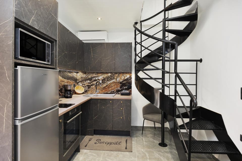 Coffee/tea facilities, Kitchen or kitchenette, microwave, oven, stove