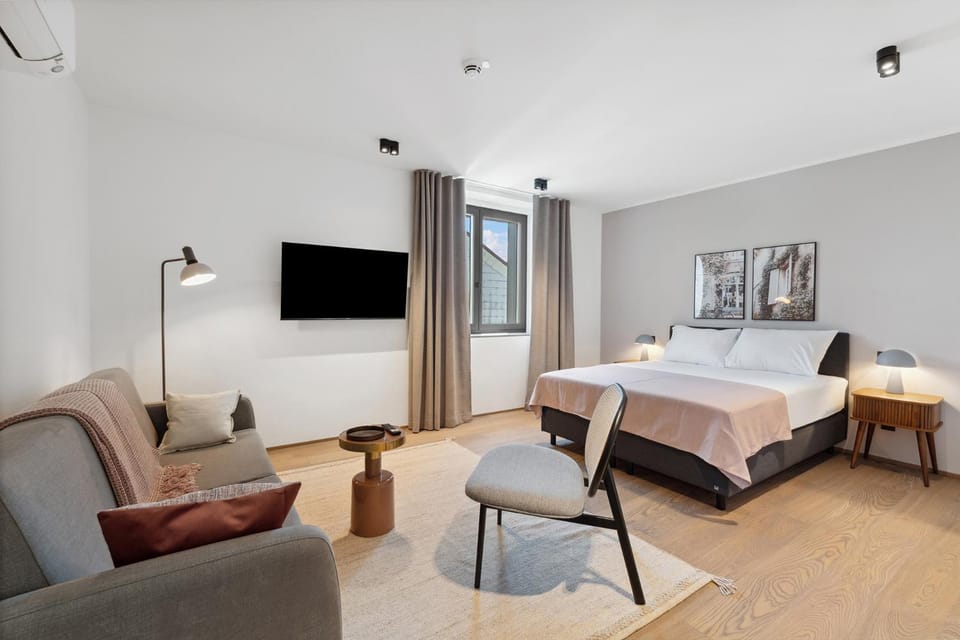 Bed, TV and multimedia, Seating area, Bedroom