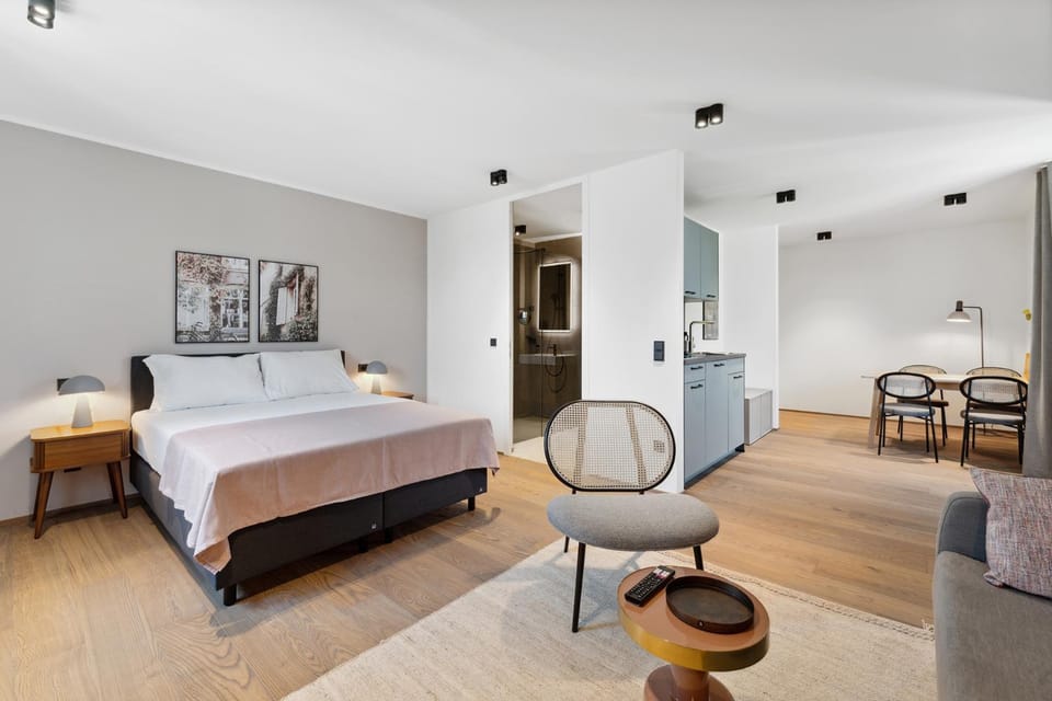 Bed, Kitchen or kitchenette, Photo of the whole room, Seating area, Bedroom