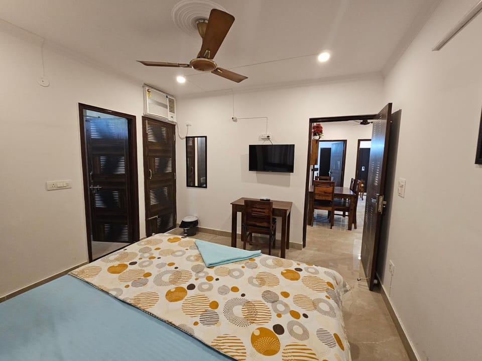Bed, TV and multimedia, Photo of the whole room, Bedroom