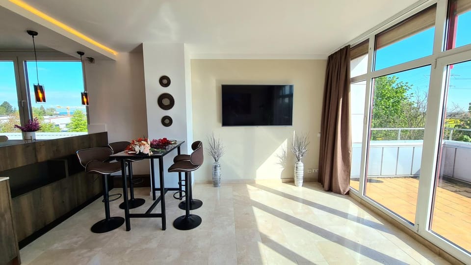 Communal lounge/ TV room, TV and multimedia, View (from property/room), Balcony/Terrace, Living room, Dining area