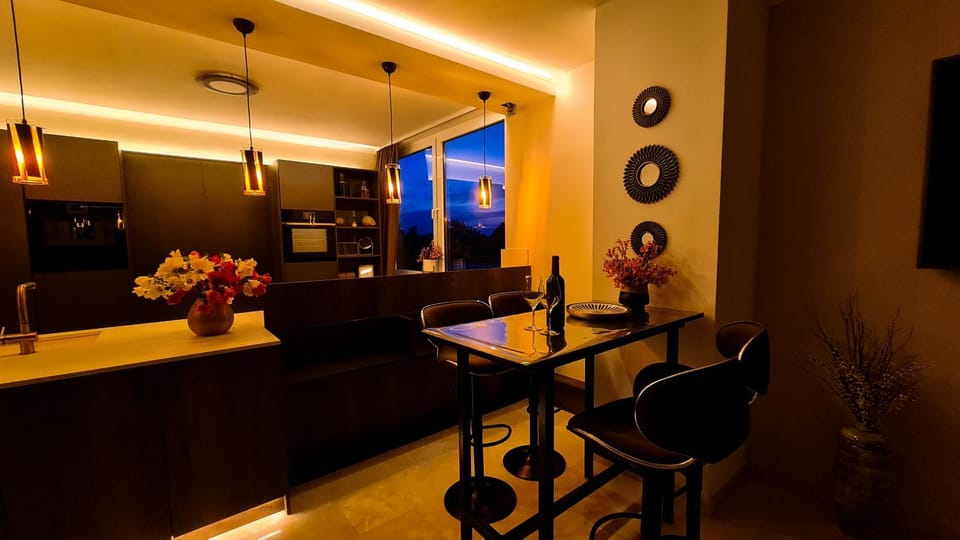 Kitchen or kitchenette, Dining area