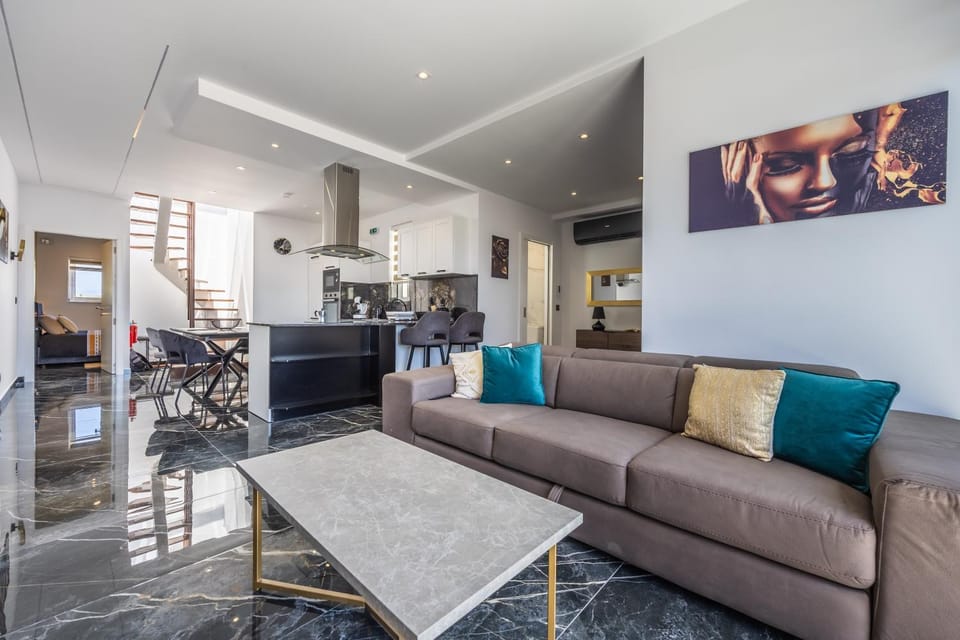 1 Bedroom Penthouse Retreat for Couples & Families with Large Rooftop Terrace and Pool Apartment in Saint Julians