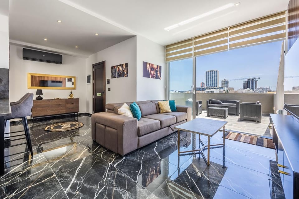1 Bedroom Penthouse Retreat for Couples & Families with Large Rooftop Terrace and Pool Apartment in Saint Julians