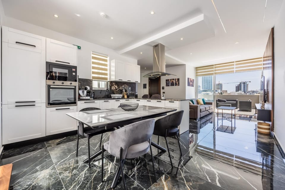 1 Bedroom Penthouse Retreat for Couples & Families with Large Rooftop Terrace and Pool Apartment in Saint Julians