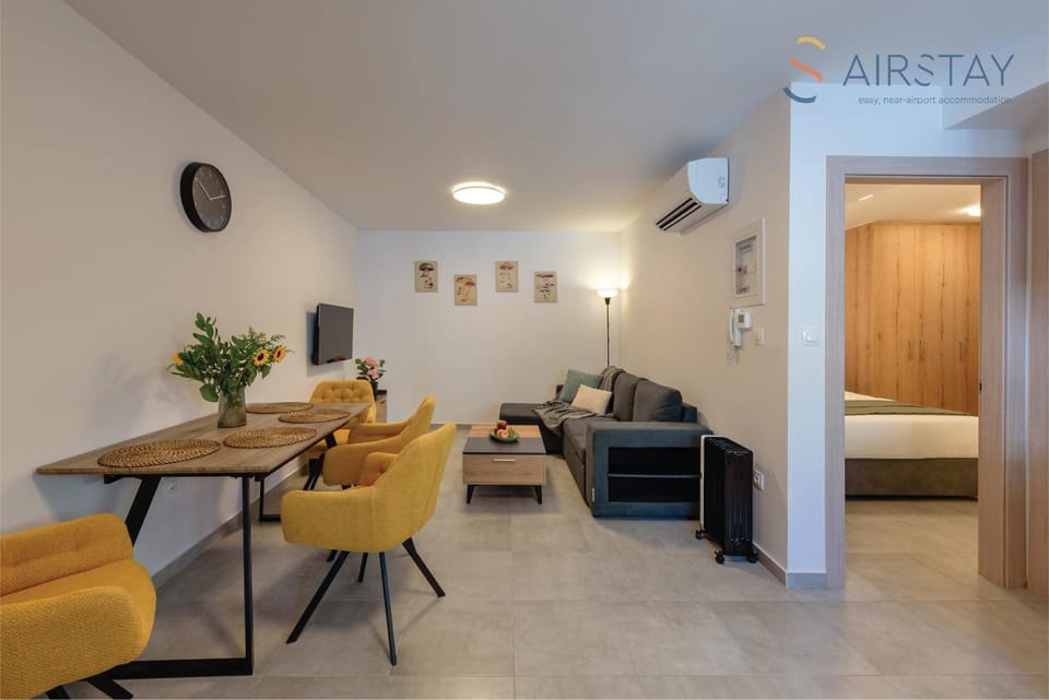TV and multimedia, Living room, Seating area, Bedroom