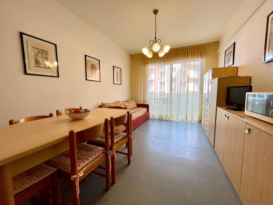 Communal lounge/ TV room, TV and multimedia, Living room, Dining area, Bedroom