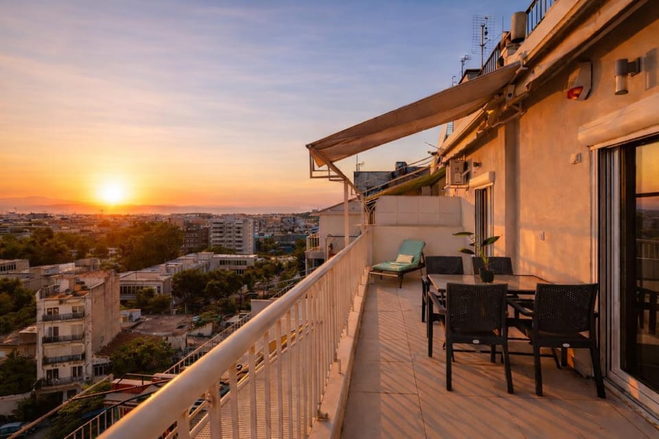 Property building, Patio, Day, View (from property/room), Balcony/Terrace, Balcony/Terrace, Dining area, City view, Sunrise, Sunset