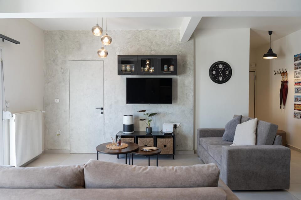 Communal lounge/ TV room, TV and multimedia, Coffee/tea facilities, Kitchen or kitchenette, Living room, Seating area, Meals, Time of day, furniture, heating, internet, internet, minibar, soundproof