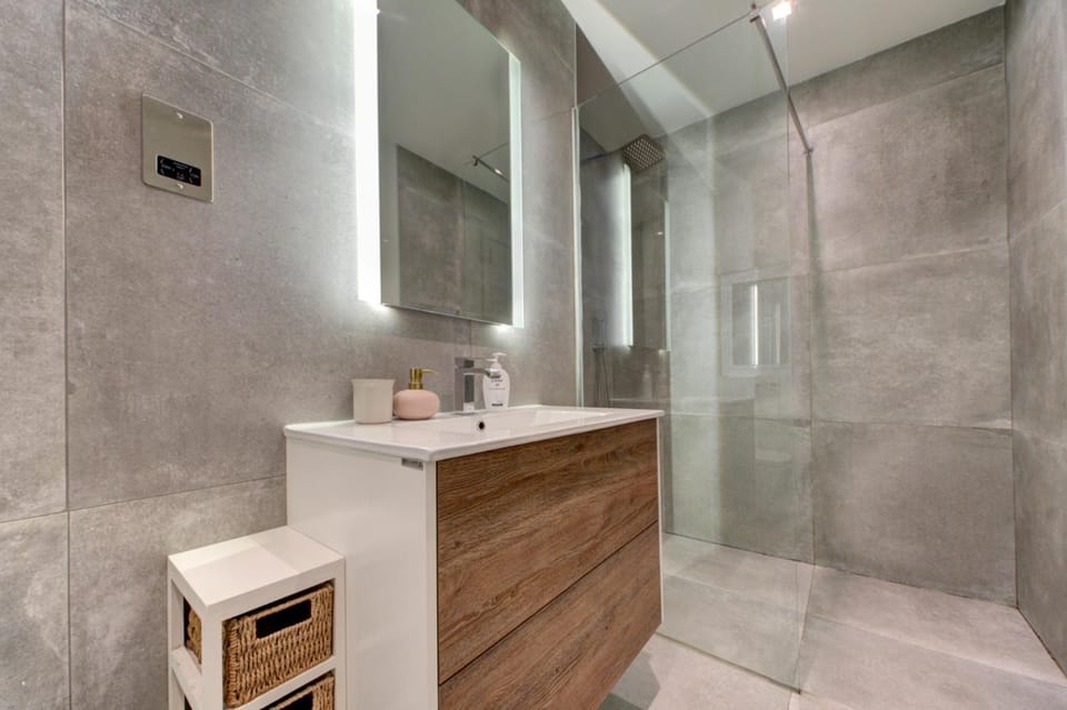 Shower, Bathroom