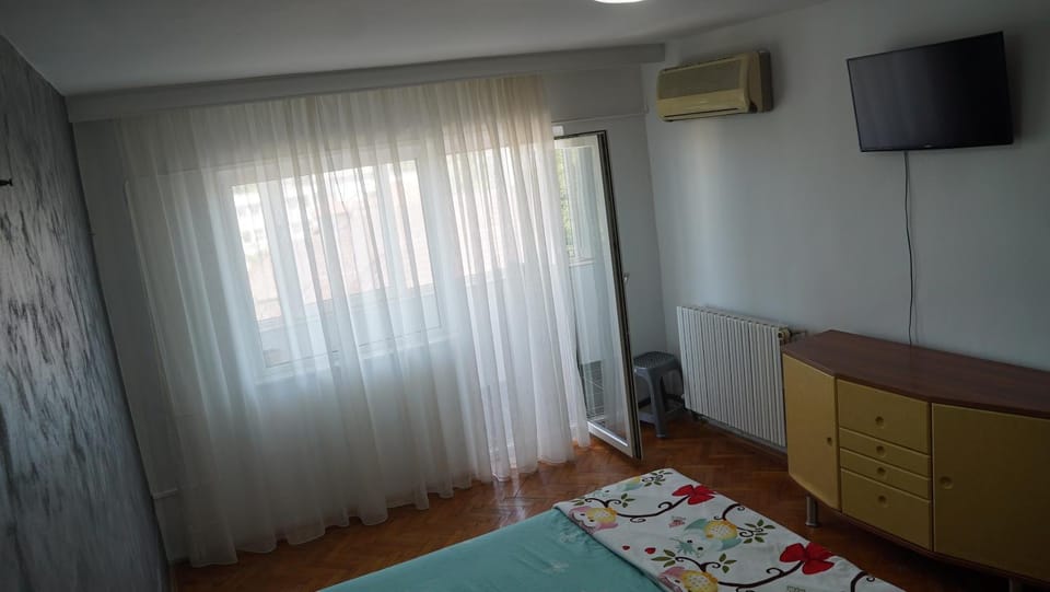 Bed, TV and multimedia, Photo of the whole room, air conditioner