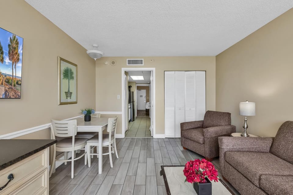 Seating area, Dining area