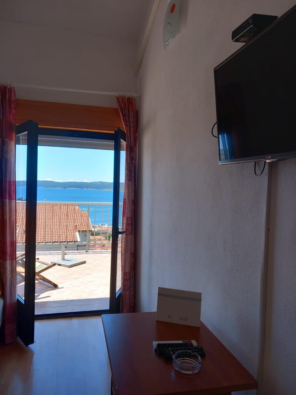 Communal lounge/ TV room, Dining area, Sea view