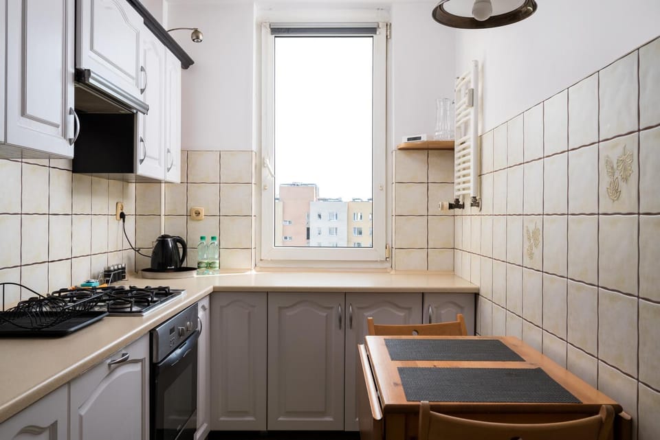 Kitchen or kitchenette, Dining area, stove