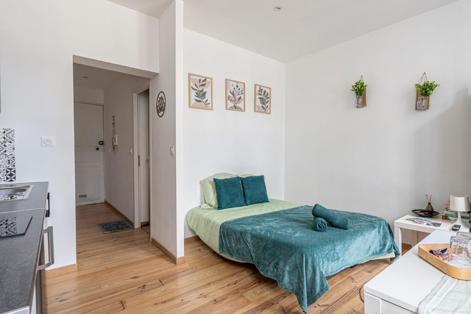 Bed, Living room, Bedroom