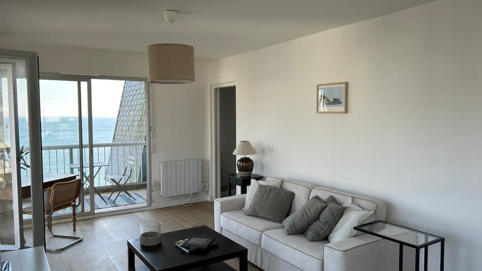 Natural landscape, View (from property/room), Balcony/Terrace, Living room, Seating area, Sea view