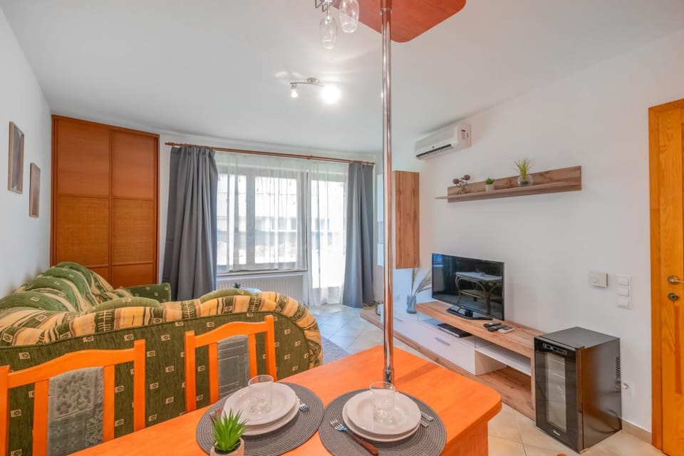 TV and multimedia, Kitchen or kitchenette, Living room, Seating area, air conditioner
