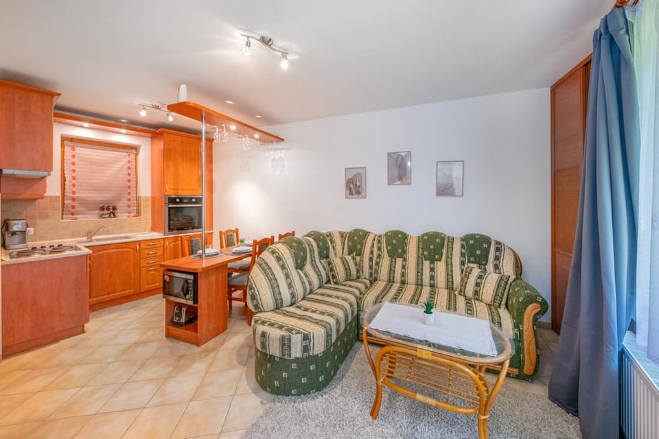 Kitchen or kitchenette, Living room, Seating area, Dining area, pet friendly, stove