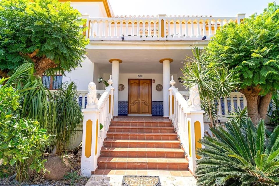 Property building, Facade/entrance, Garden, Garden view