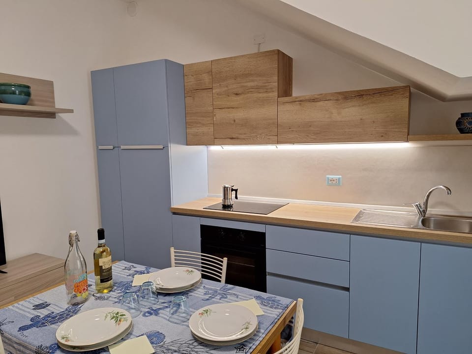 Kitchen or kitchenette, Dining area