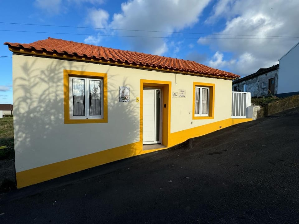 Property building, Facade/entrance, Off site, Day