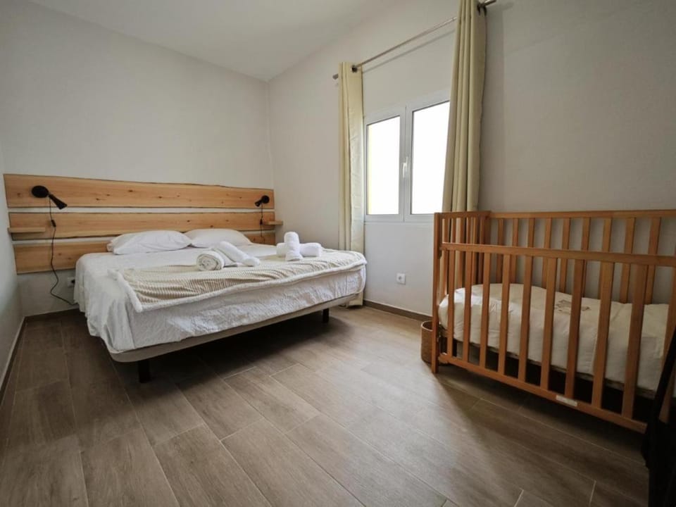 Bed, View (from property/room), Photo of the whole room, Bedroom, cot, Family, internet, towels