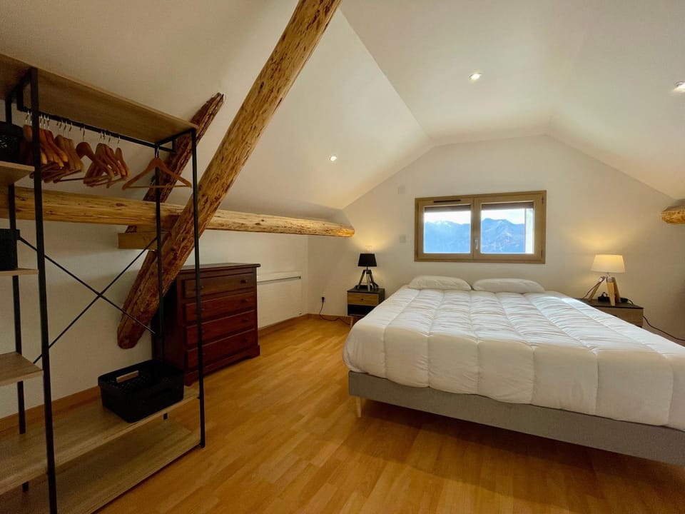 Bed, Photo of the whole room, Bedroom, wardrobe