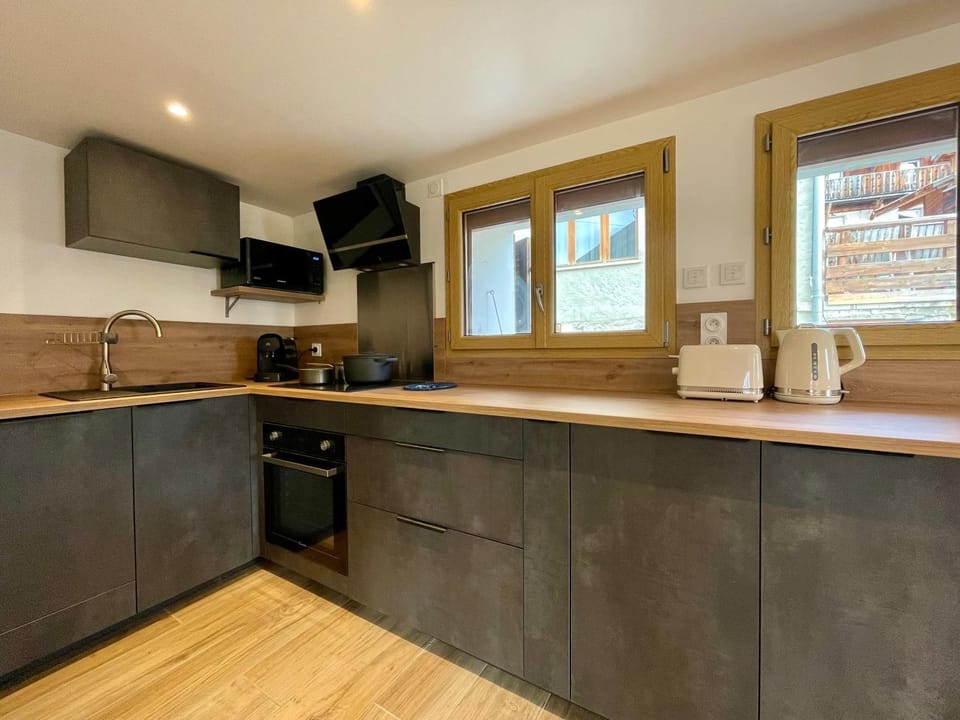 Kitchen or kitchenette, dishwasher, stove, toaster