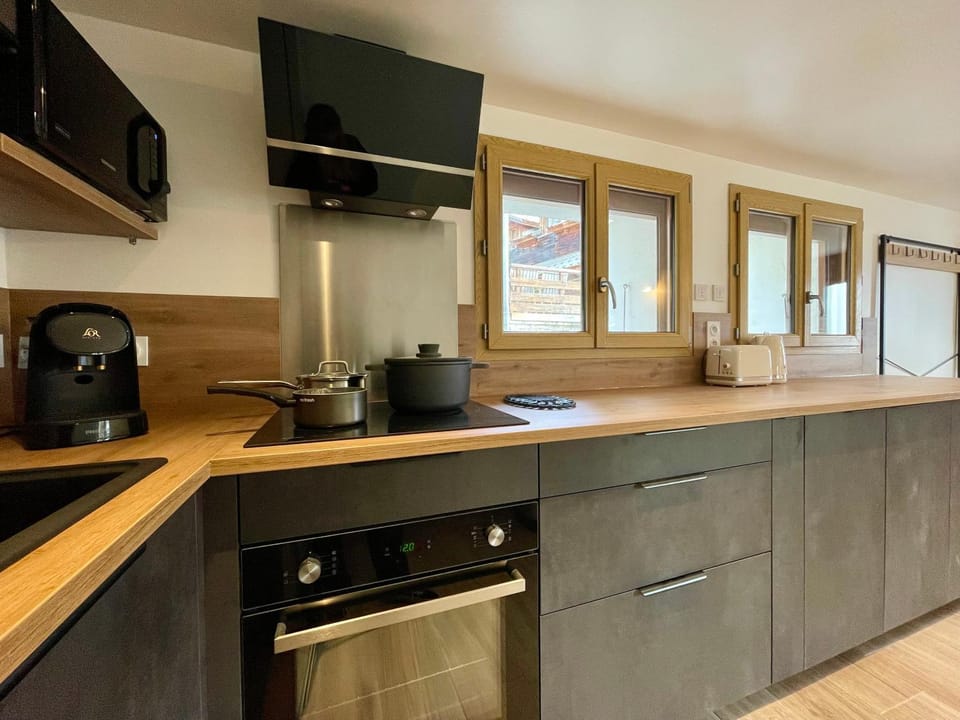 Coffee/tea facilities, Kitchen or kitchenette, dishwasher, stove, toaster