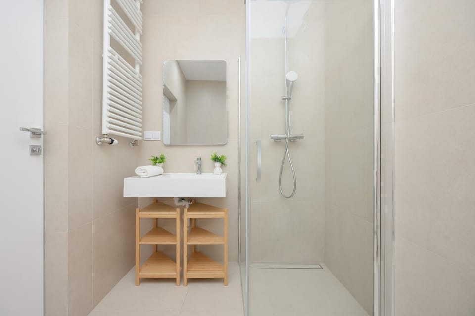 Shower, Bathroom, hair dryier, towels