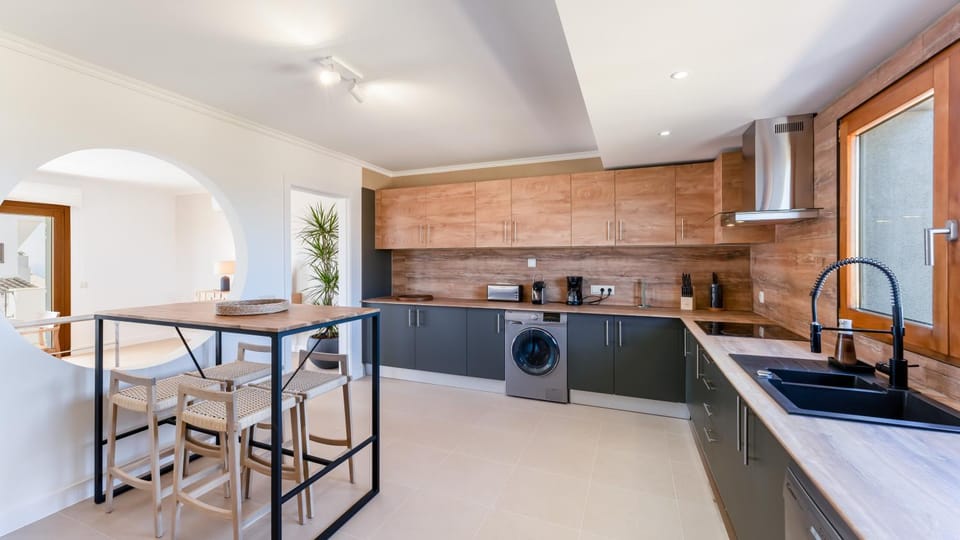 Kitchen or kitchenette, Dining area, dishwasher, oven, stove