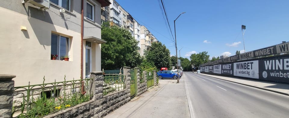 Neighbourhood, Street view, Location